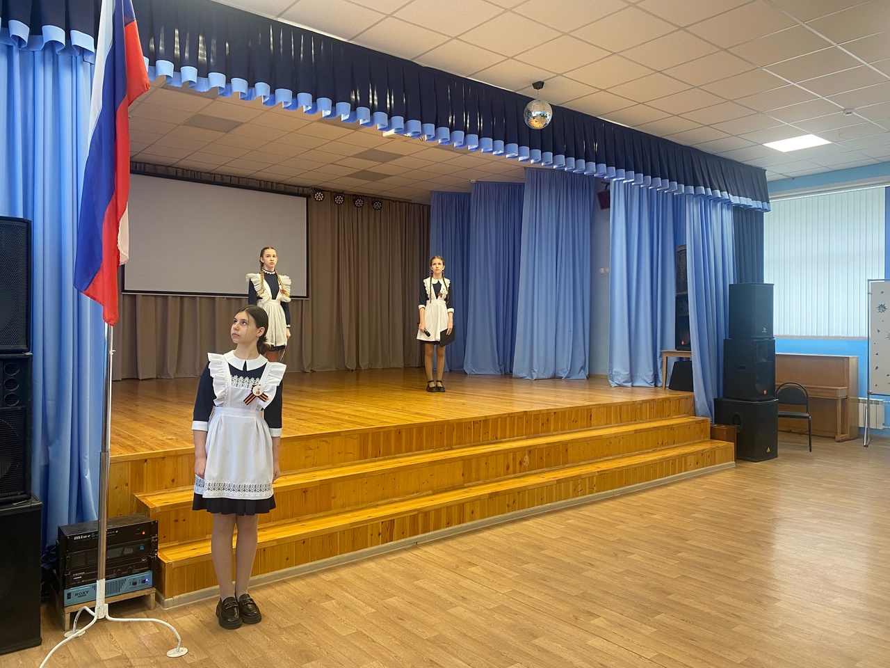 Церемония поднятия флага.