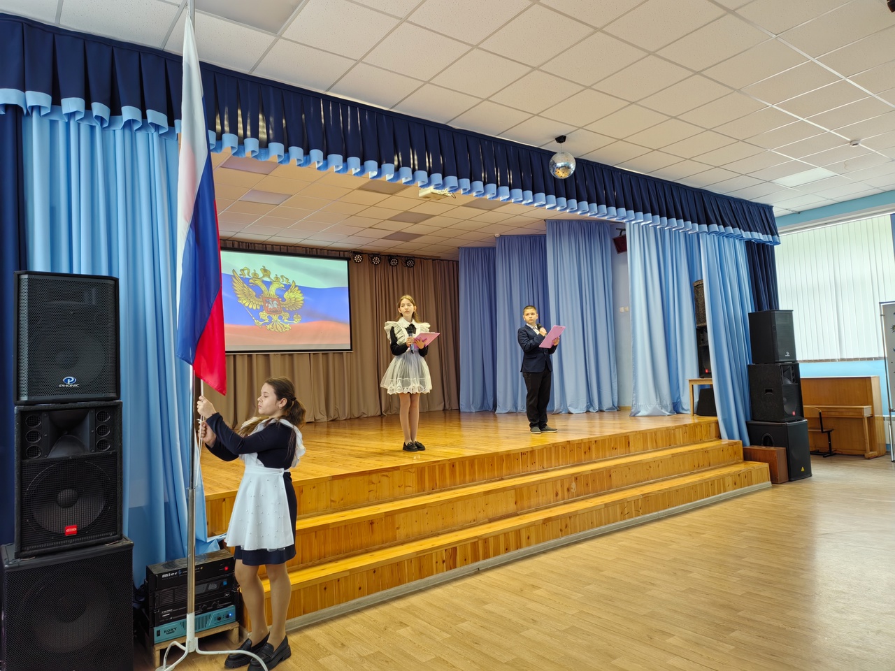 Церемония поднятия флага.