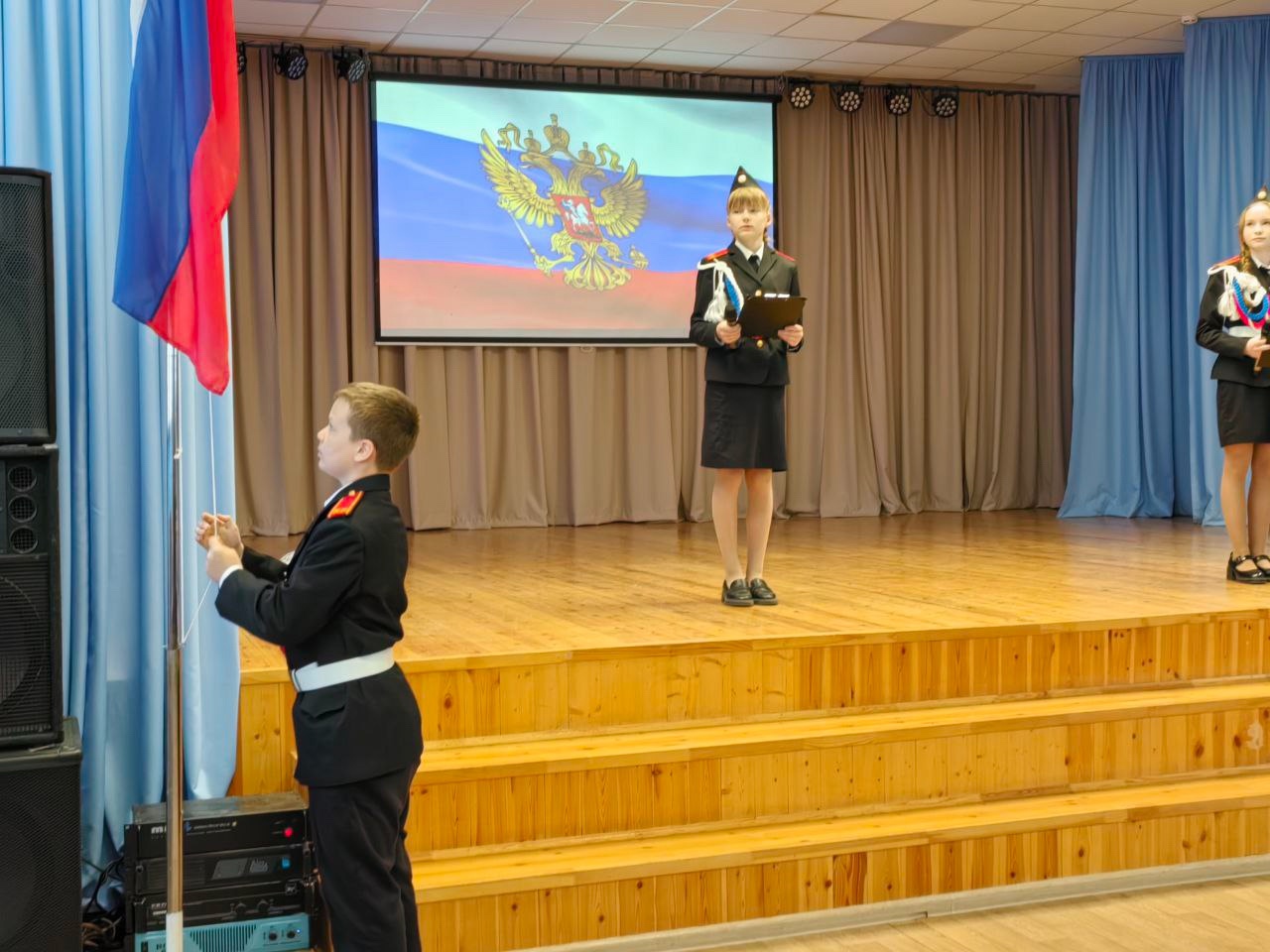 Церемония поднятия флага.